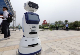 赋能智能导览接待机器人的高效解决方案——17寸前置IO工业平板电脑HH-170-IPC-A-V2